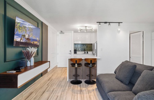 Waikiki Condo | Modern Suite/Free Parking/View/AC/King Bed/Kitchen/Prime Location