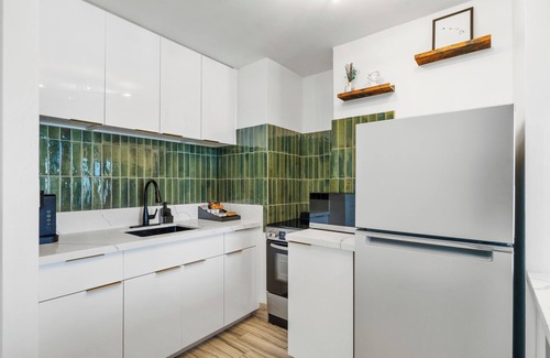 Waikiki Condo | Modern Suite/Free Parking/View/AC/King Bed/Kitchen/Prime Location