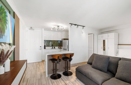 Waikiki Condo | Modern Suite/Free Parking/View/AC/King Bed/Kitchen/Prime Location