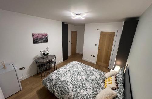 Feltham West House | Modern suite