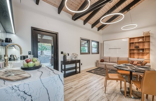 Auberry Apartment | Modern suite pet friendly with AC adjacent to Yosemite National Park.