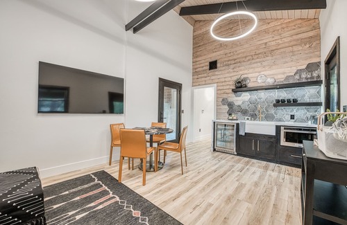 Auberry Apartment | Modern suite pet friendly with AC adjacent to Yosemite National Park.