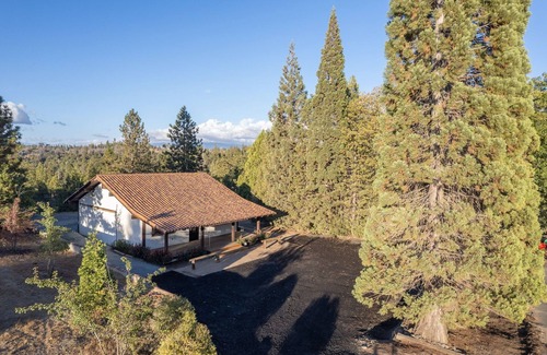 Auberry Apartment | Modern suite pet friendly with AC adjacent to Yosemite National Park.