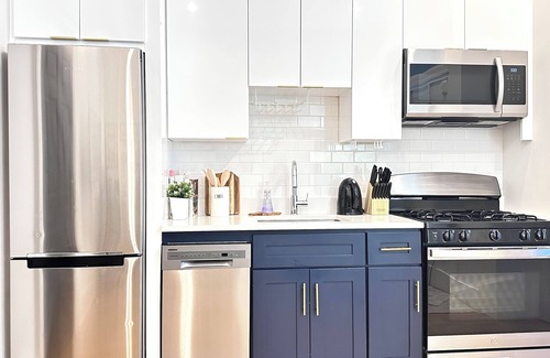 Downtown Apartment | Modern Suite, Sleeps 4 ,Near Brown & Hospitals & PPAC