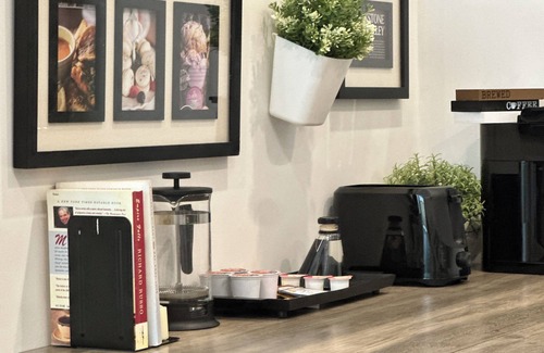 Downtown Apartment | Modern Suite, Sleeps 4 ,Near Brown & Hospitals & PPAC