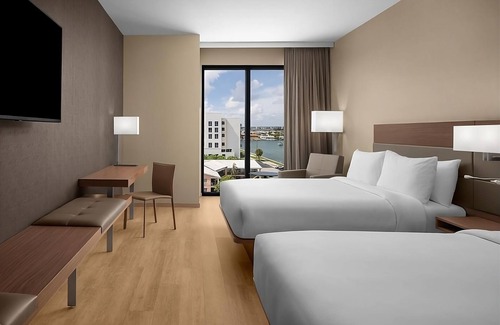 Clearwater Beach Hotel | Modern Suite with Stunning Rooftop Pool – Steps from Clearwater Beach