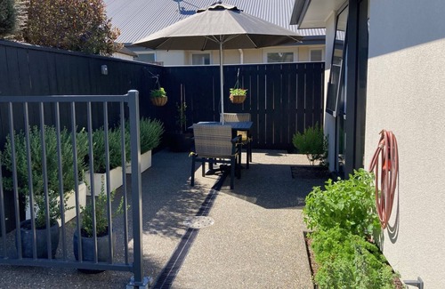 Motueka Apartment | Modern, Sunny, Central