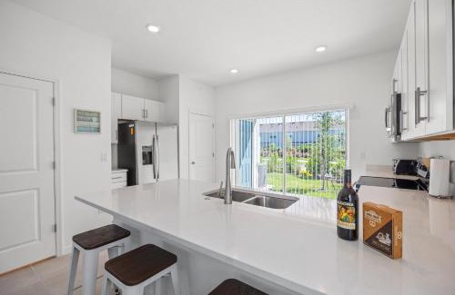 Sarasota Apartment | Modern Sunshine Oasis with Large Heated Pool, Just 20 mins to Siesta Key