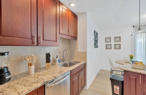 Bearss Plaza House | Modern Tampa Hideaway 10 min Downtown Tampa Ybor city