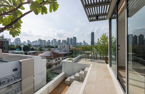 Thonglor Villa | Modern Luxury Poolhaus with Lift