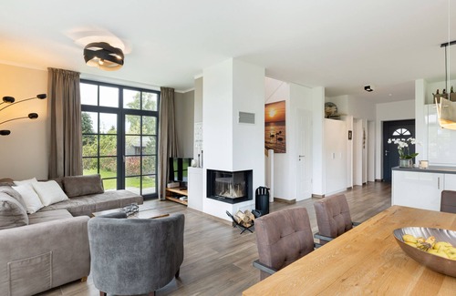 Hohenkirchen House | Modern thatched house "Haus Nautilus" with fireplace and sauna near the beach