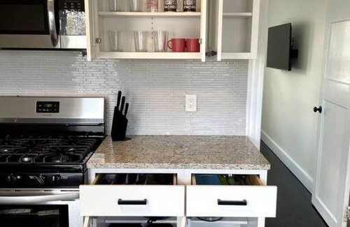 Stoneham Condo | Modern Three Bedroom Condo - Near Boston