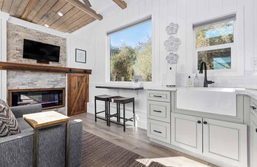 Lindsay Apartment | Modern Tiny Home in Olive Grove! Relax! Near SNP