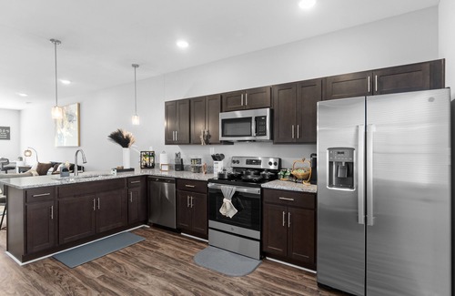Clarksville Condo | Modern Townhome, King Bed, Near Shops & I-24. 25 Mins to Ft. Campbell