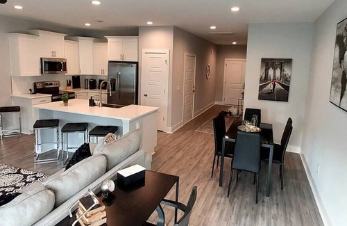 Clayton House | Modern Townhome Sleeps 8 / #4