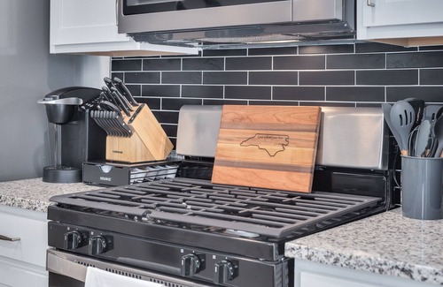 Black River House | Modern townhome w/Office Near Downtown Angier