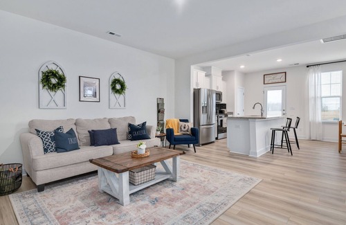 Black River House | Modern townhome w/Office Near Downtown Angier