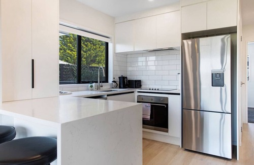 Mangere Bridge House | Modern Townhouse by Mangere Mountain near Airport