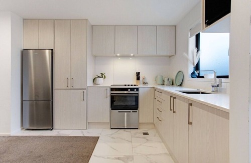 Te Atatu Peninsula House | Modern Townhouse 2Bedrooms