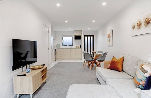 Te Atatu Peninsula House | Modern Townhouse 2Bedrooms