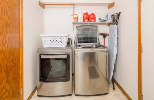De Pere House | -Modern Townhouse -A Short Drive to the Draft!