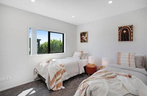 Mangere Bridge House | Modern Townhouse - Close to Airport, direct views of Mangere Mountain and Ambury Farm