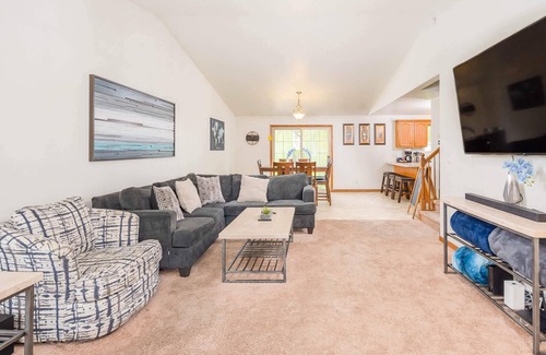 De Pere House | Modern Townhouse with Close Drive to Lambeau