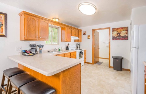 De Pere House | Modern Townhouse with Close Drive to Lambeau