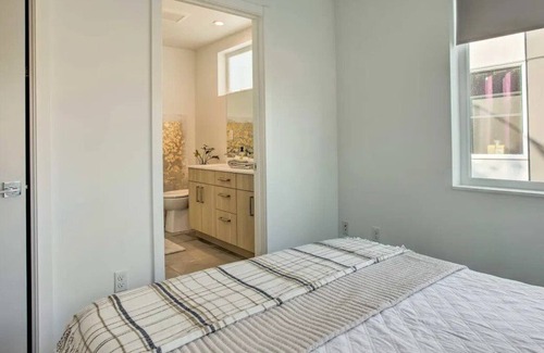 South Delridge House | Modern Townhouse with Rooftop