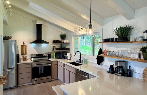 Little River House | Modern & Tranquil ~ Minutes to Mendocino Village ~ EV Charger ~ Hot Tub