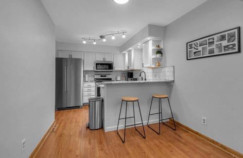 Willert Park Apartment | Modern Trendy Downtown