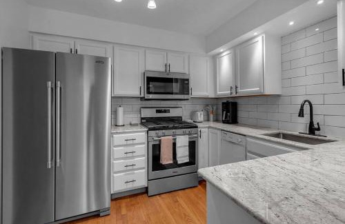 Willert Park Apartment | Modern Trendy Downtown