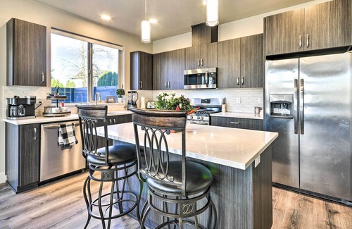 Troutdale House | Modern Troutdale Townhome: 15 Miles to Portland!