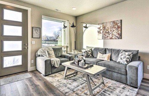 Troutdale House | Modern Troutdale Townhome: 15 Miles to Portland!