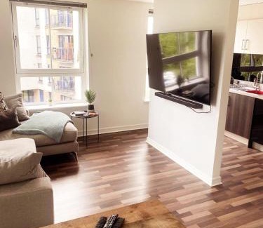 Glasgow Apartment | Modern Two Bed Glasgow Apartment with Free Parking