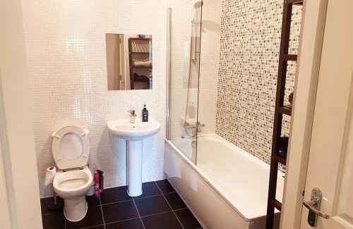 Glasgow Apartment | Modern Two Bed Glasgow Apartment with Free Parking