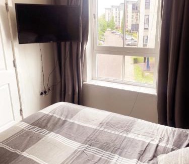 Glasgow Apartment | Modern Two Bed Glasgow Apartment with Free Parking
