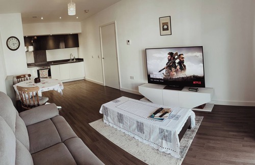 Hillingdon Apartment | Modern two-bedroom flat, fully equipped