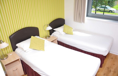 Newhaven Apartment | Modern Two Bedroom Apartment - Free parking - Excellent Wifi connection