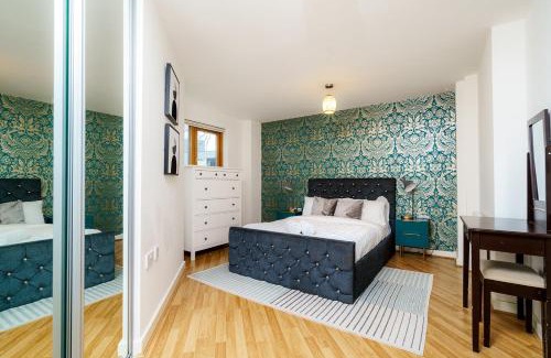 East Acton Apartment | Modern two bedroom two bath opp tube station (central line)