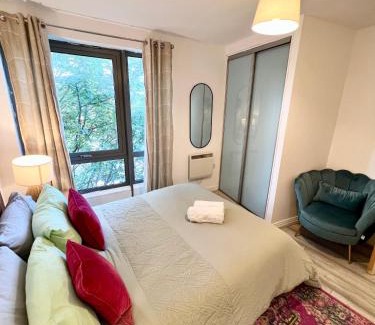 East Acton Apartment | Modern two bedroom two bath opp tube station (central line)