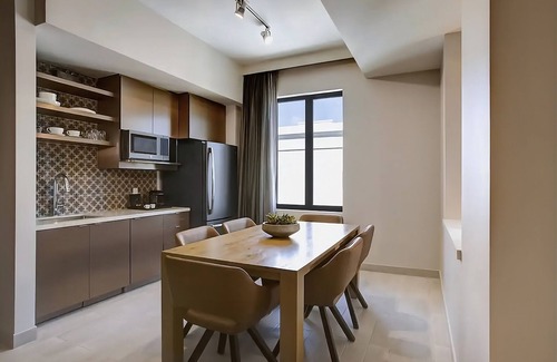 Coral Gables House | Modern Unit in Coral Gables! Parking, Rooftop Pool! Near Dadeland Mall!