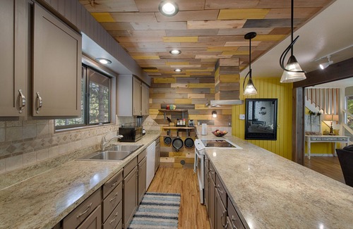 McCall House | Modern Updated Cabin w/HotTub, Decks & Outdoor Firepit - Near Town & the Lake!