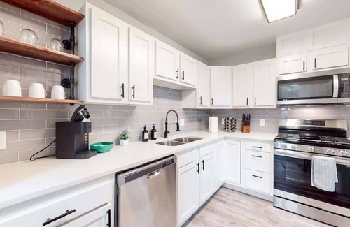 Jewell Heights - Hoffman Heights House | Modern Updated Home with Three King Beds Near VA Children's Hospital & Anschutz