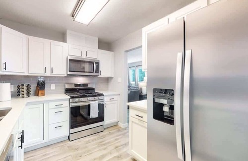 Jewell Heights - Hoffman Heights House | Modern Updated Home with Three King Beds Near VA Children's Hospital & Anschutz