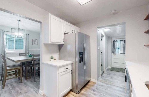Jewell Heights - Hoffman Heights House | Modern Updated Home with Three King Beds Near VA Children's Hospital & Anschutz