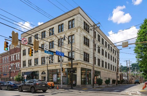 South Side Flats Apartment | Modern Upscale 2BR Apartment on Carson Stay Gia