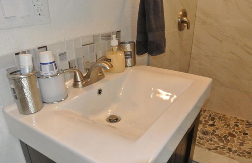 Two Rivers Apartment | Modern Upstairs Vacation Apartment in Two Rivers, Near Lake Michigan