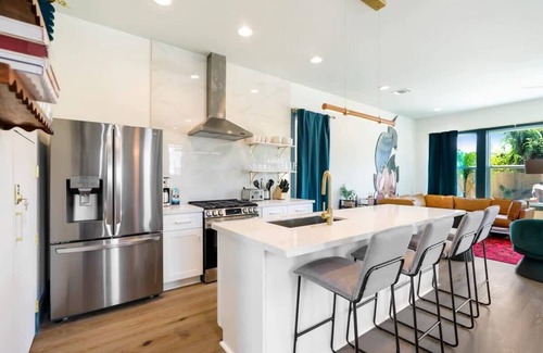 Faubourg Lafayette House | Modern Urban Oasis with 5BR, Pool, Patio & Parking