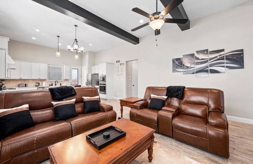 South Arlington House | Modern Urban Retreat - Just outside the Main City